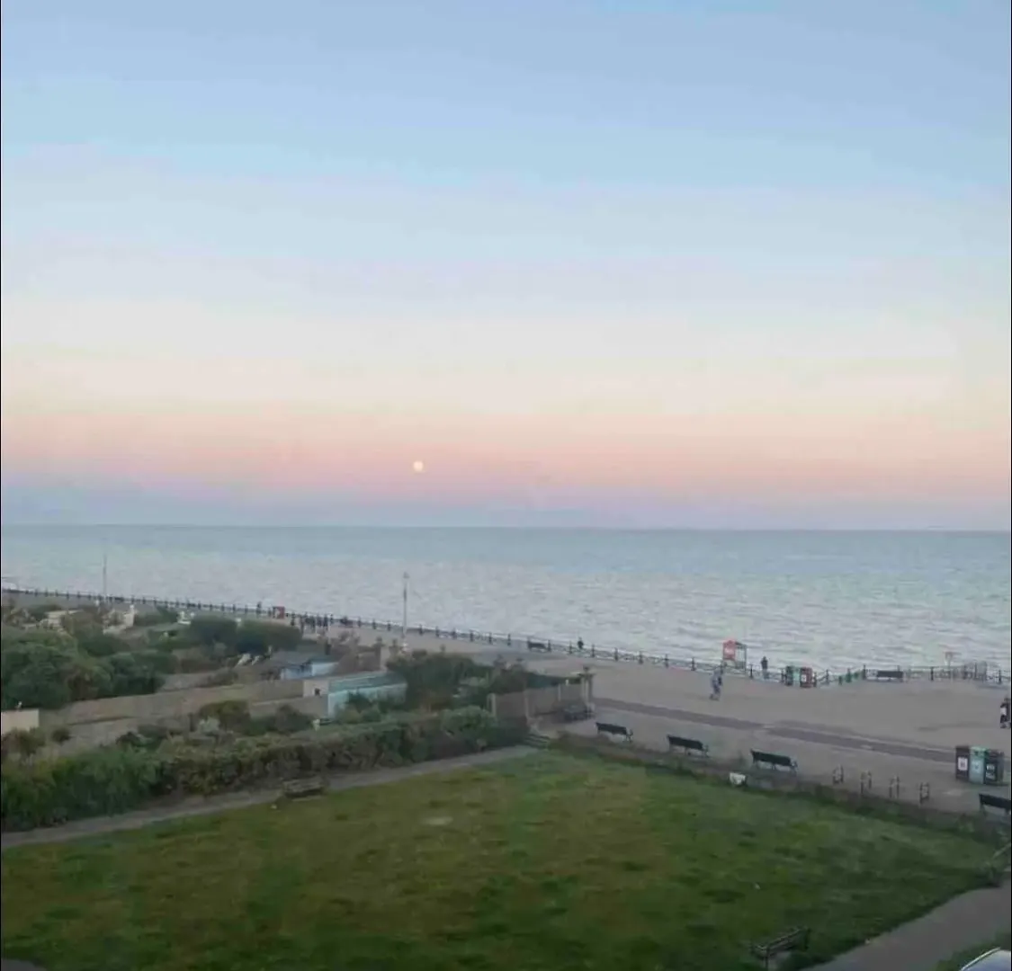 Uninterrupted Sea View Hove Seafront, Home From Home